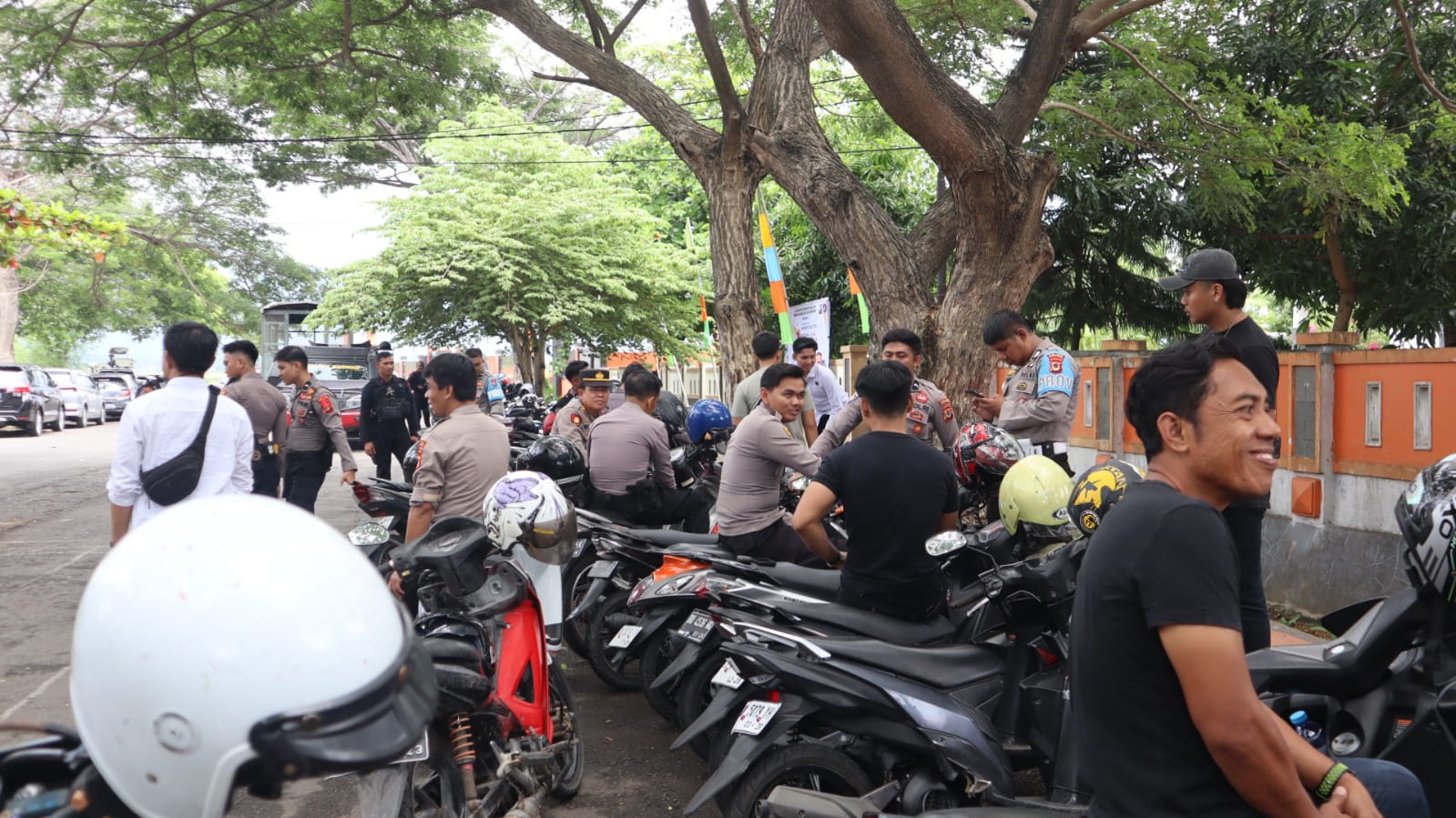 158 Personil Polres Bantaeng Amankan Rapat Pleno Rakapitulasi  Suara Pilkada 2024  Tingkat KPU Kabupaten