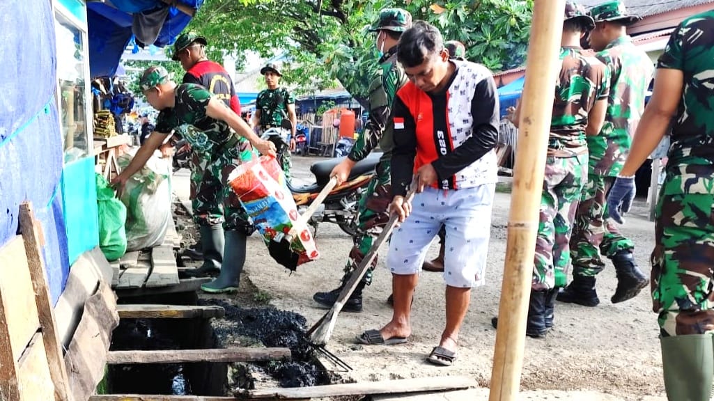 Hari Juang TNI AD ke-79: Kodim 1415/Selayar Aksi Bersihkan Pasar TPI Bonehalang