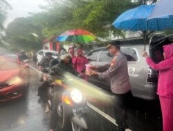 Polres Kepulauan Selayar dan Jajaran Polsek Bagikan Takjil kepada Warga