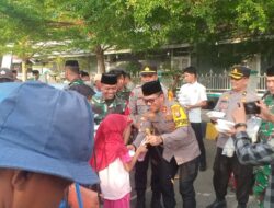 Perkuat Sinergitas TNI-Polri, Kapolres dan Dandim 1415 Selayar Bagi Takjil Bersama