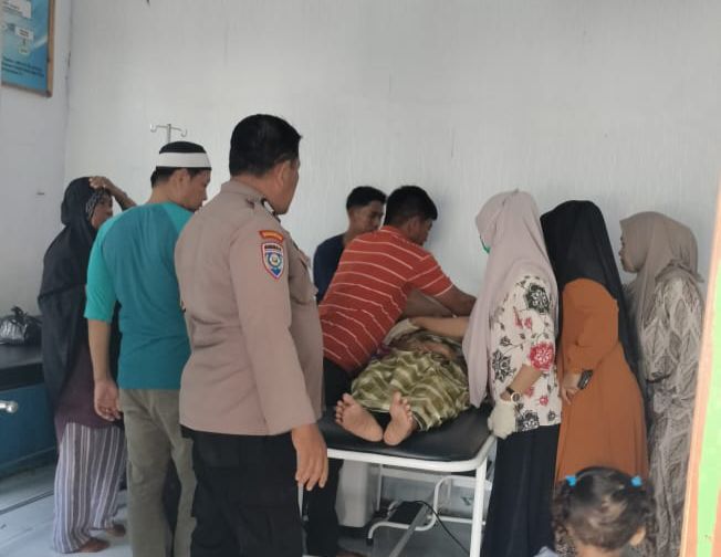 Respons Cepat Andi Nuryadin, Bhabinkamtibmas Desa Tanete Yang Antar Langsung Warganya ke Puskesmas Karena Asma