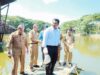 Bupati Bantaeng Uji Nurdin Lepas 25 Ribu Benih Ikan Bandeng di Empang Pantai Marina.