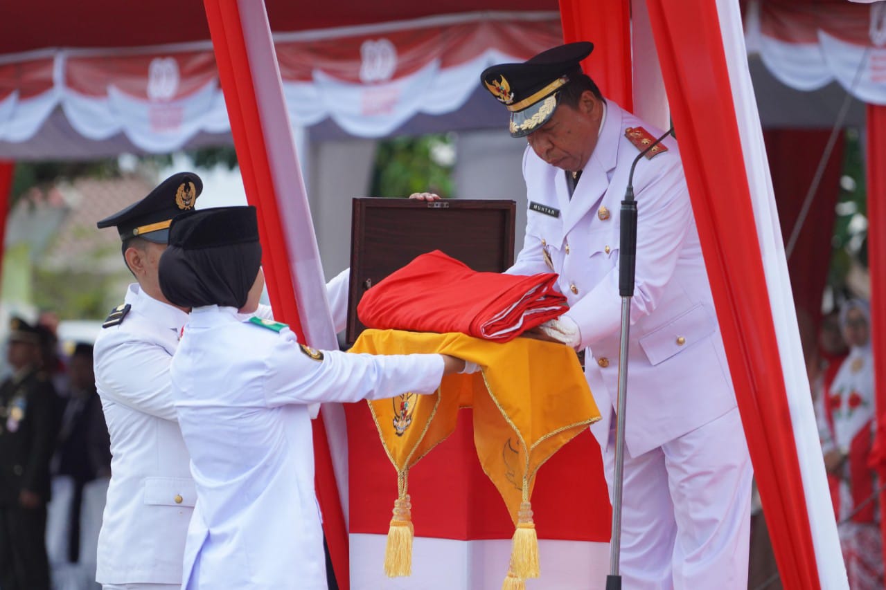 Wabup Muhtar Pimpin Upacara Penurunan Bendera Merah Putih HUT ke-80 RI di Selayar, Mengaku Bangga Paskibraka Sukses Jalankan Tugas