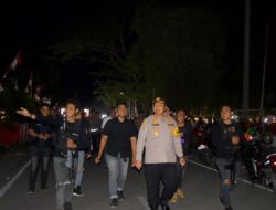 Kapolres Selayar Pimpin Langsung Patroli Jalan Kaki di Bazar UMKM Lapangan Pemuda Benteng